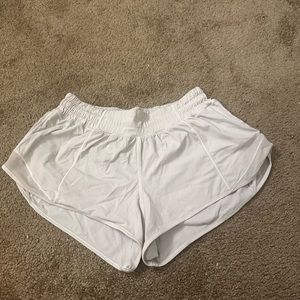 Hotty hot white shorts 2.5’ Size 6 Regular